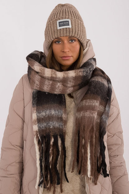 Elegant 186 cm check pattern polyester scarf by AT, featuring stylish tassels, perfect for sophistication in winter fashion.