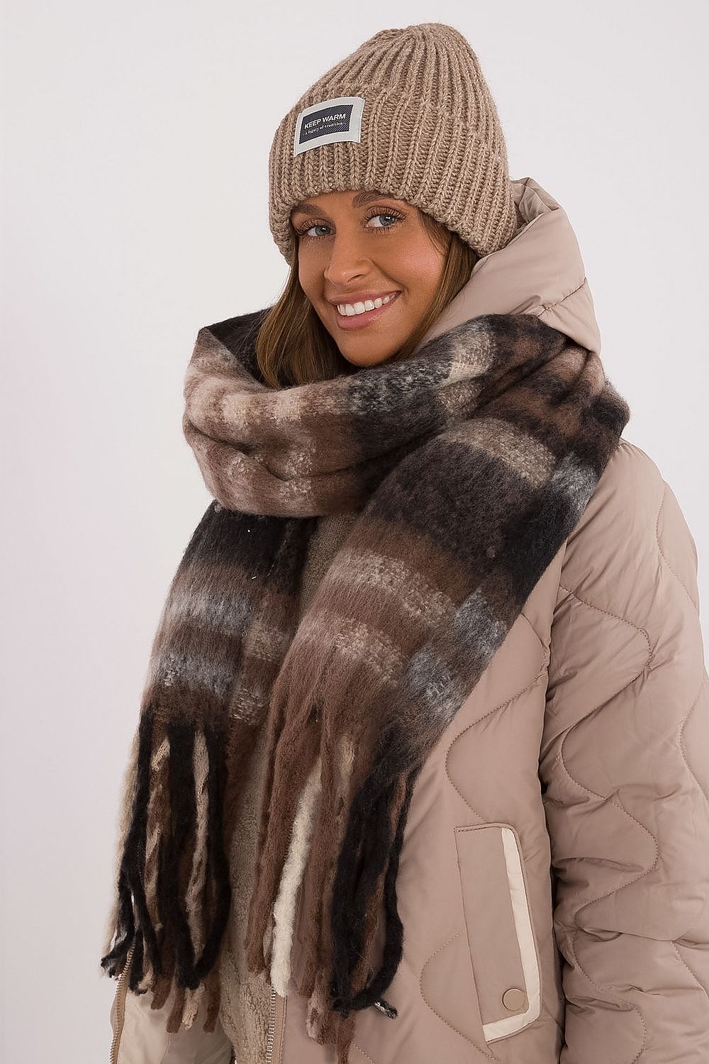 Luxurious polyester scarf in classic check design by AT, measuring 186 cm, ideal for adding elegance to winter styling.