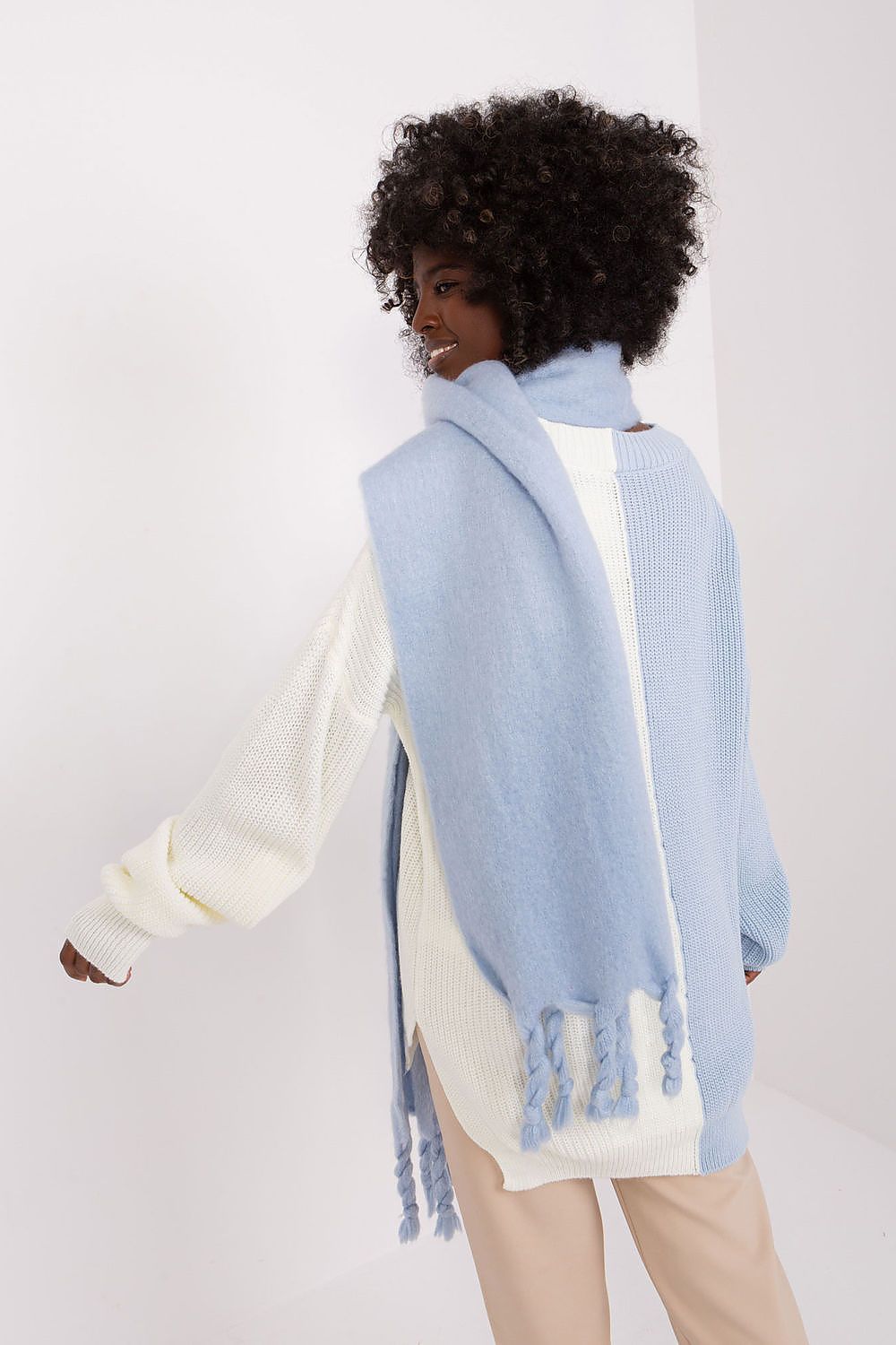 Elegant polyester shawl by AT, measuring 210 cm, adorned with fringes to enhance your autumn-winter fashion.