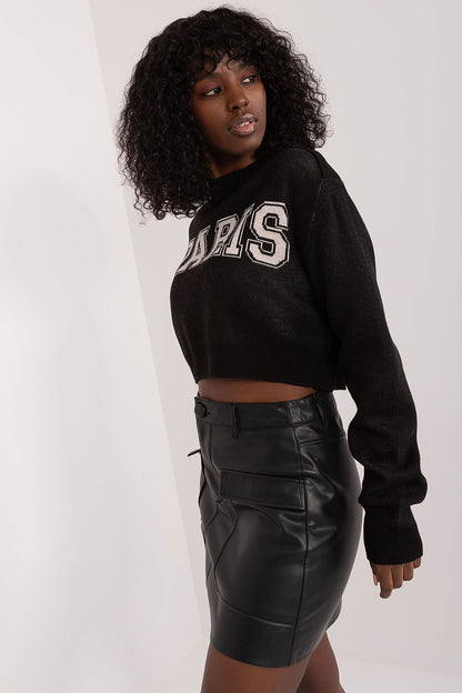 Close-up of Badu short women's sweater in chic grey, highlighting its elegant round neckline and comfortable soft texture, perfect for the fashion-forward.