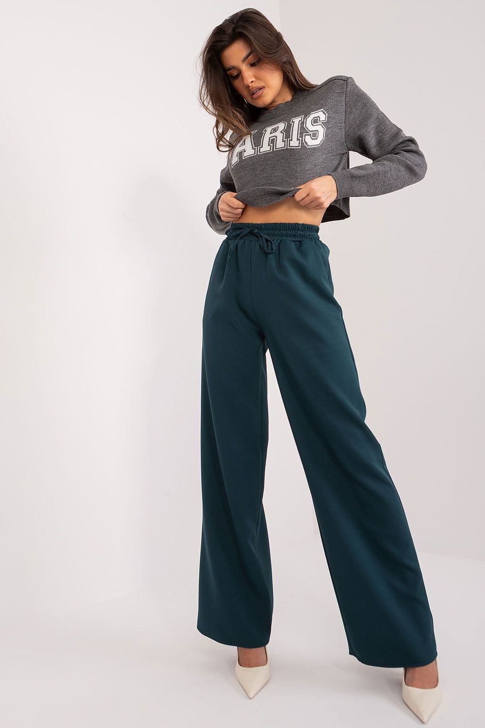 Soft and warm Badu short sweater, ideal for everyday wear, in a lovely blend of acrylic and wool with a classic round neckline.