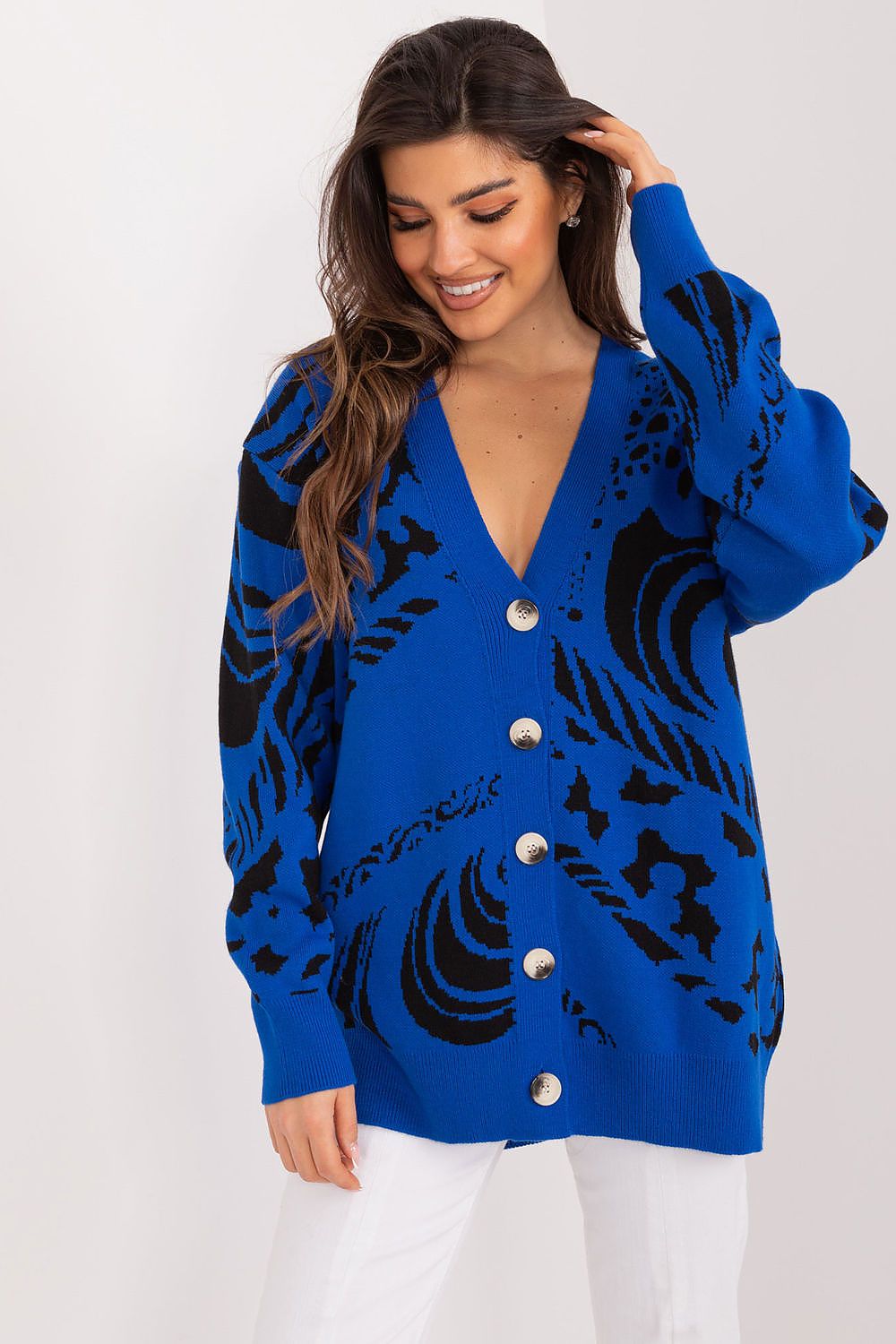 Detailed view of the button fastening on the Badu women's long cardigan, highlighting the blend of functionality and luxury in daily attire.