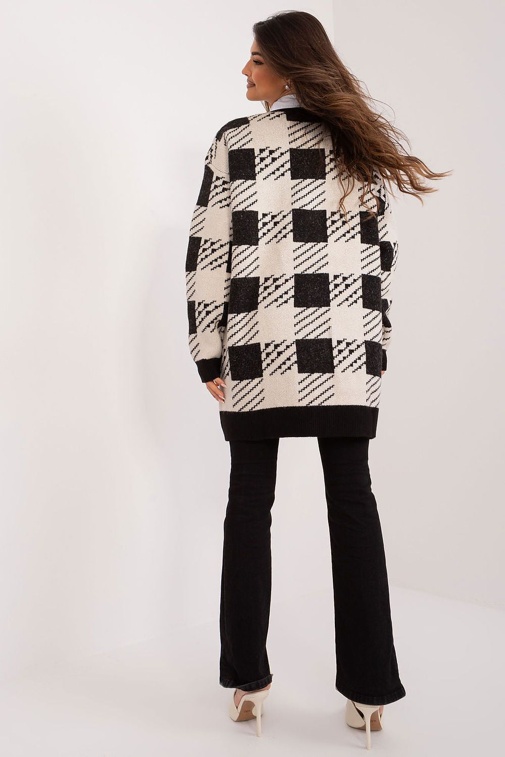 Sophisticated women's cardigan from Badu, showcasing long sleeves and a button closure, made for ultimate comfort and style.