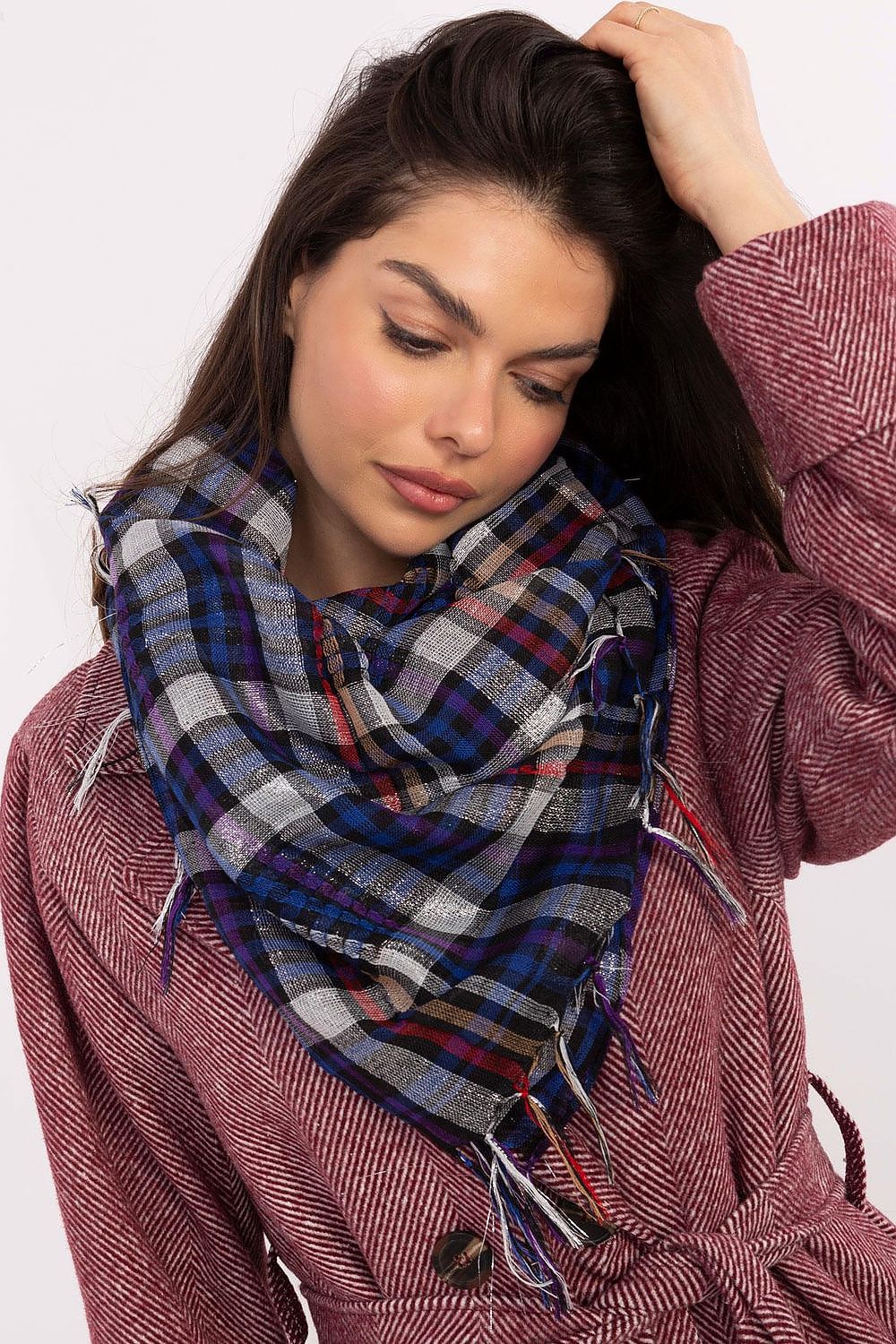 Elegant 100cm checkered neckerchief scarf by AT, showcasing decorative fringes and crafted from a luxurious polyester and viscose blend for warmth and style.