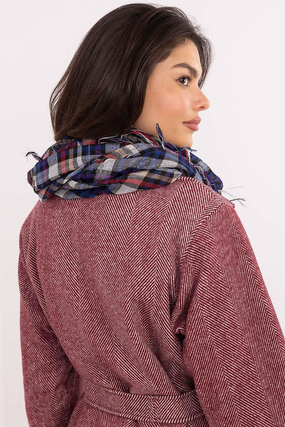 Sophisticated neckerchief scarf by AT with a timeless checkered pattern, combining comfort and fashion for everyday wear or travel.