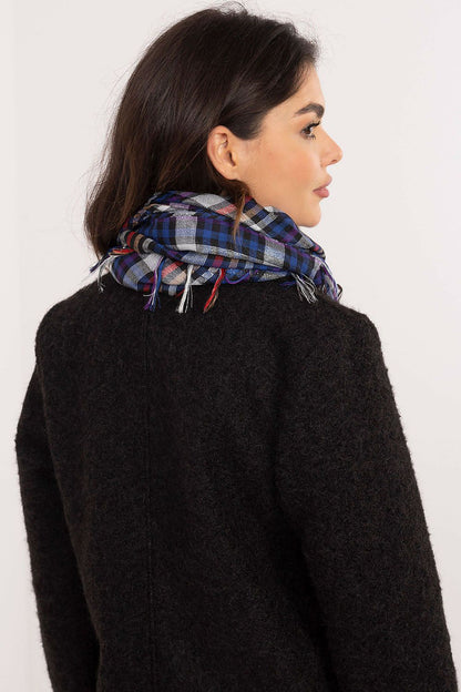 Elegant checkered arafatka scarf in 100cm size, featuring fringed edges for a stylish finish, crafted by AT.