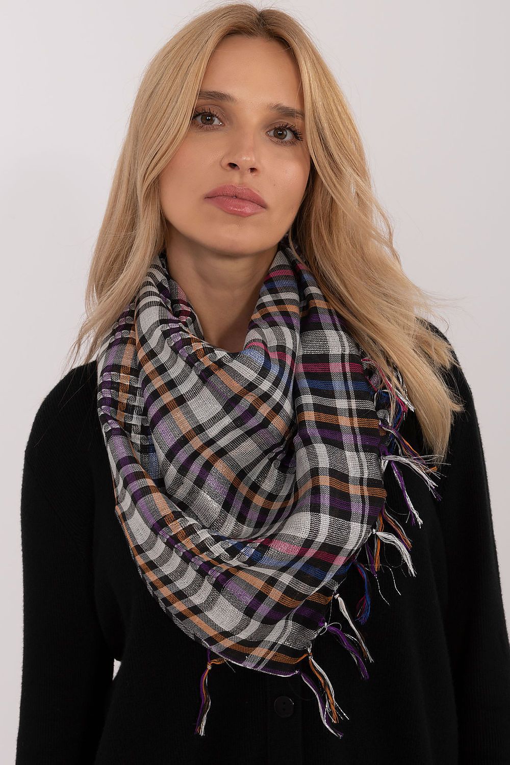 Trendy checkered scarf from AT, measuring 100cm x 100cm, perfect for everyday wear and travel with decorative fringes.