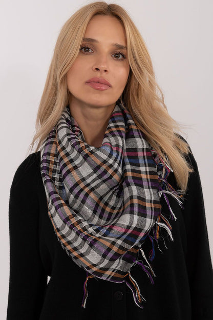 Trendy checkered scarf from AT, measuring 100cm x 100cm, perfect for everyday wear and travel with decorative fringes.
