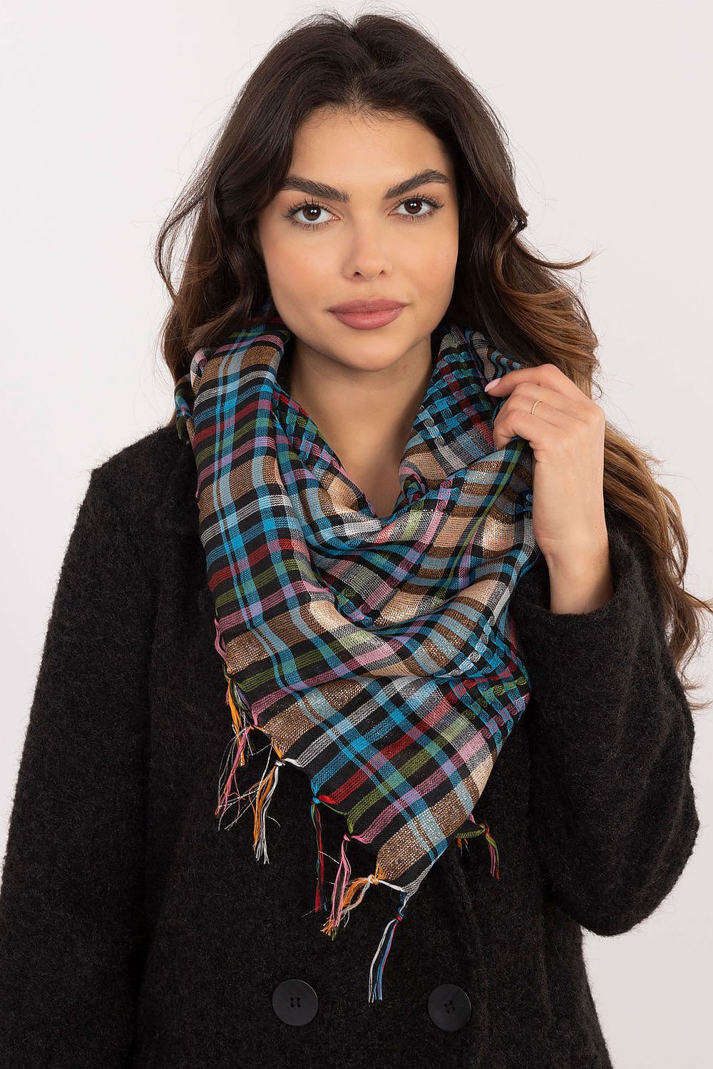Stylish 100cm checkered neckerchief scarf featuring decorative fringes, crafted from soft polyester and viscose blend by AT.