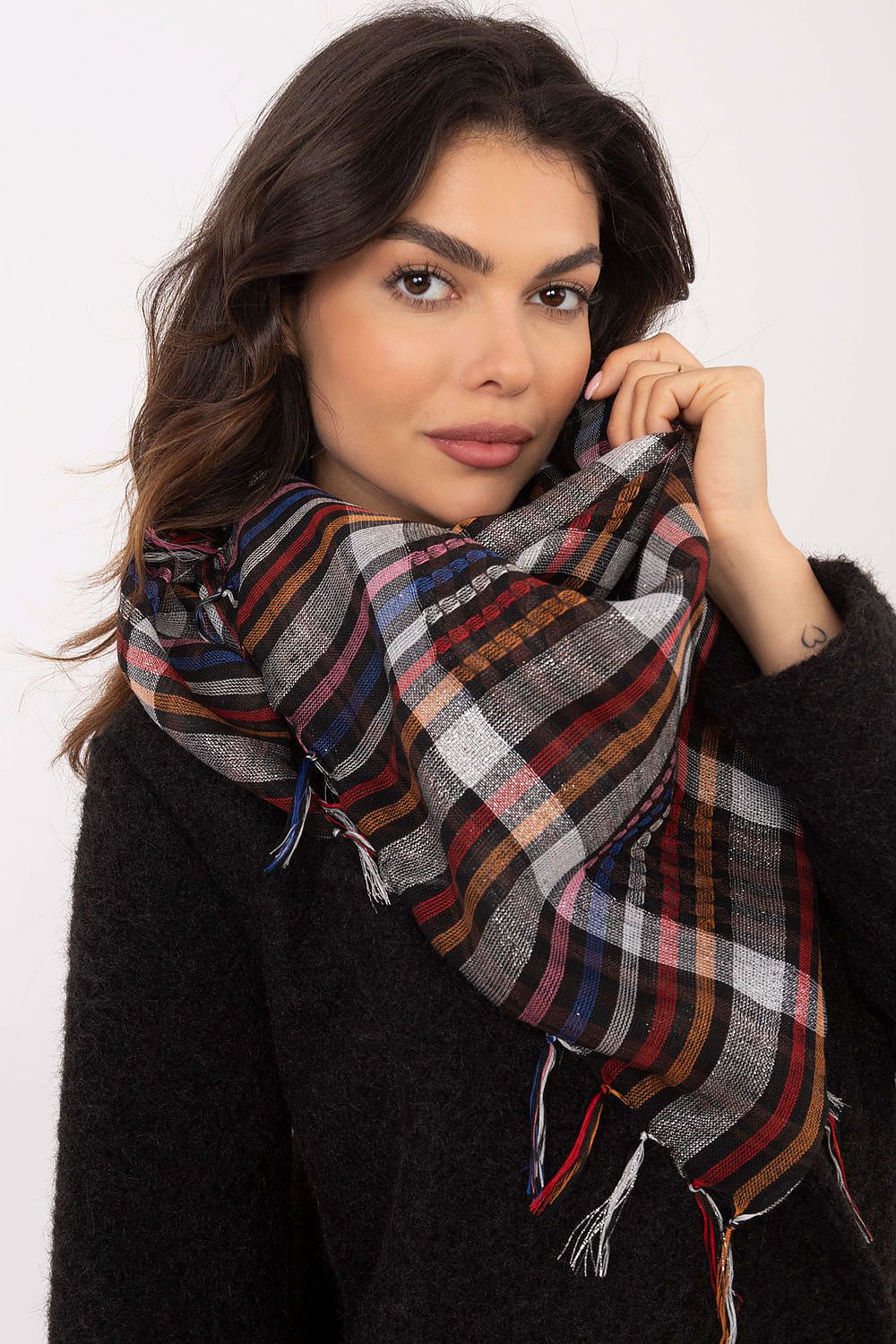 Stylish 100cm checkered scarf draped elegantly, designed by AT for versatile wear and warmth in colder weather.