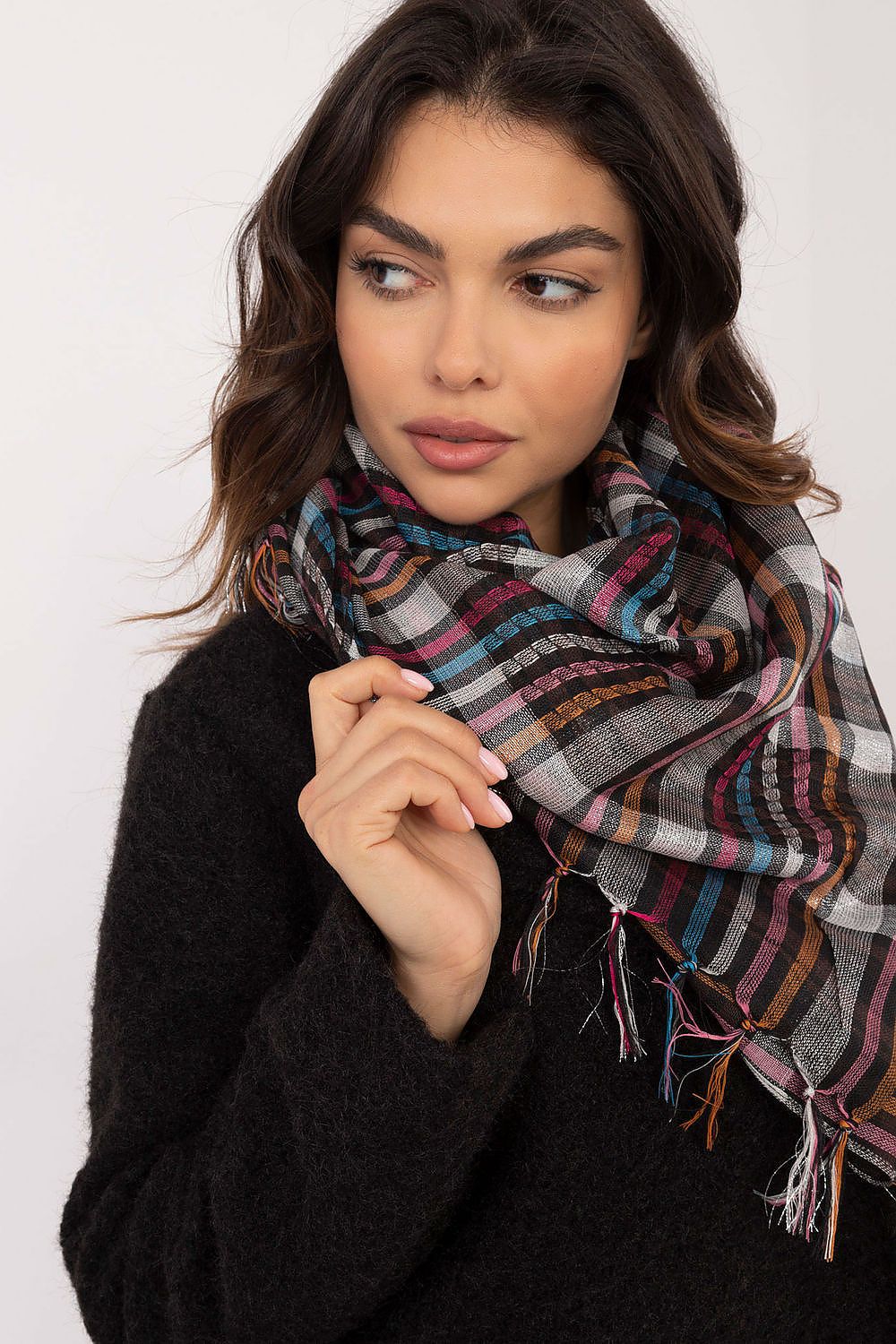 Elegant checkered arafatka scarf by AT, measuring 100x100 cm, perfect for versatile styling and warmth in colder weather.