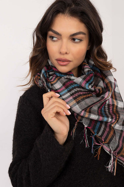 Elegant checkered arafatka scarf by AT, measuring 100x100 cm, perfect for versatile styling and warmth in colder weather.