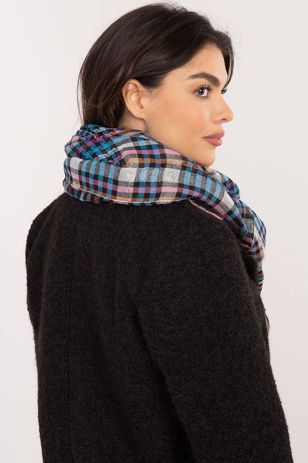 Luxurious checkered arafatka scarf from AT, showcasing a soft texture and classic design, perfect for stylish layering.