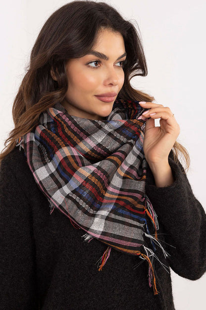 Chic 100x100cm scarf by AT, ideal for everyday wear, combining warmth and elegance with its decorative fringes.