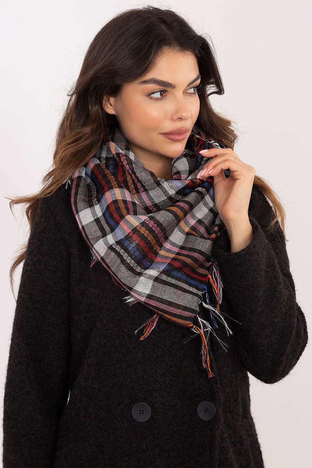 Stylish 100cm checkered arafatka scarf by AT, featuring luxe fringes and a warm fabric blend, perfect for chic winter wear.