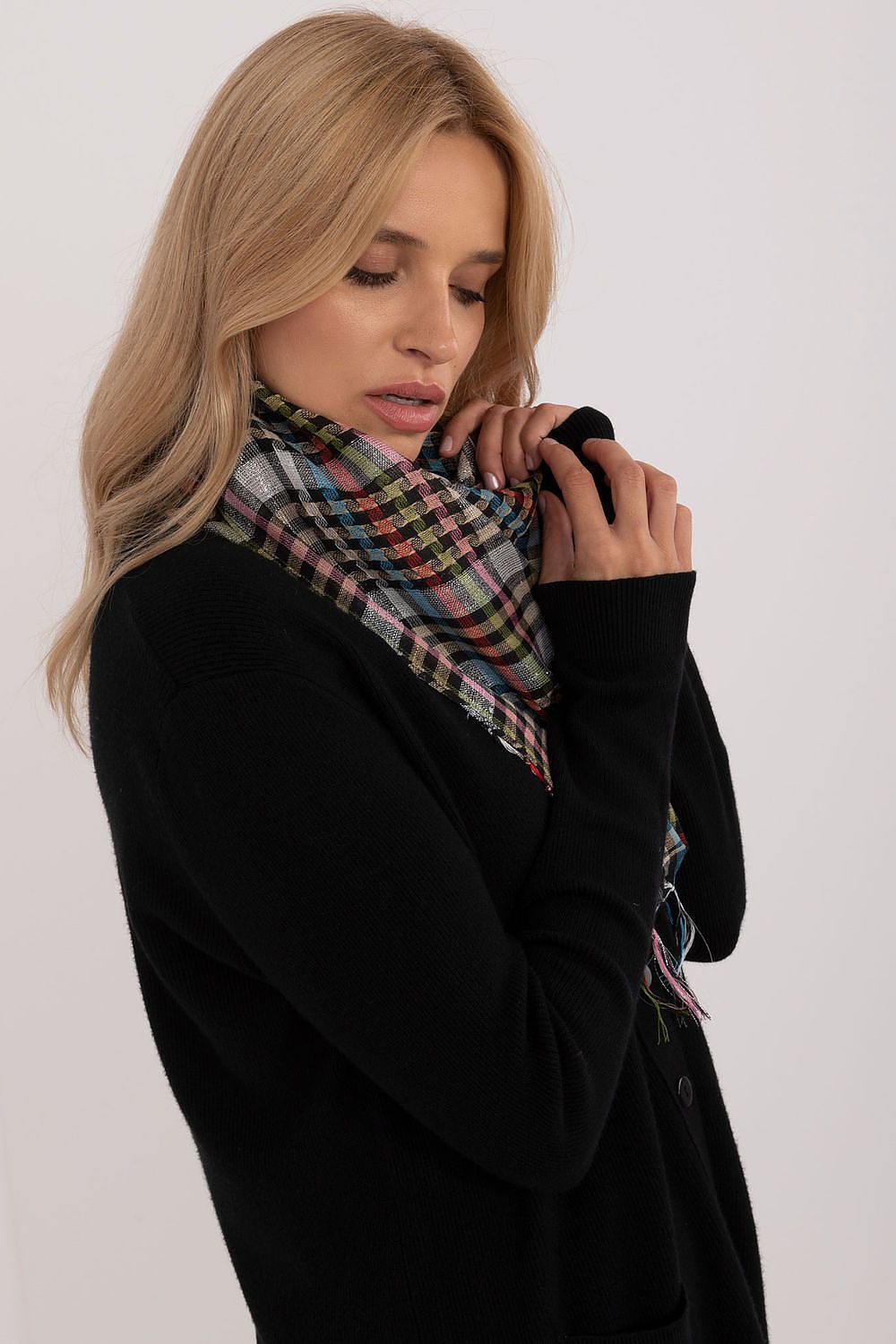 Luxurious checkered arafatka scarf in a sophisticated design with fringes, made from a cozy polyester and viscose mix by AT.