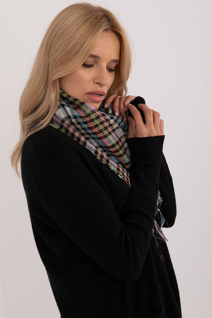 Luxurious checkered arafatka scarf in a sophisticated design with fringes, made from a cozy polyester and viscose mix by AT.