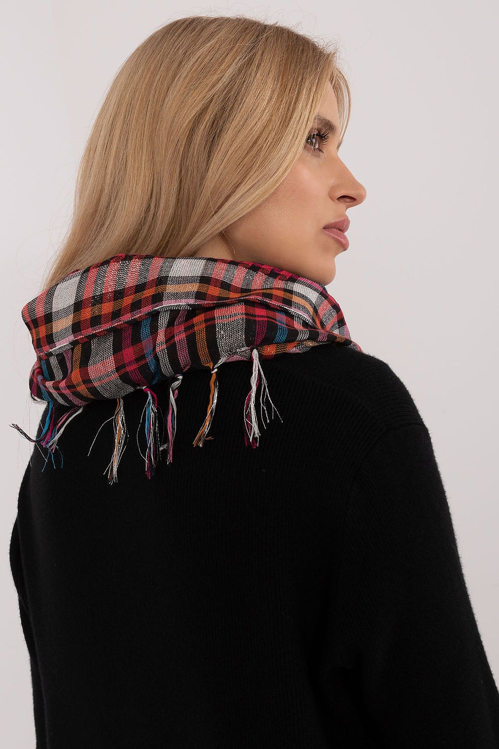 Chic checkered arafatka scarf from AT, highlighting its fashionable fringes and suitable for both everyday wear and travel.