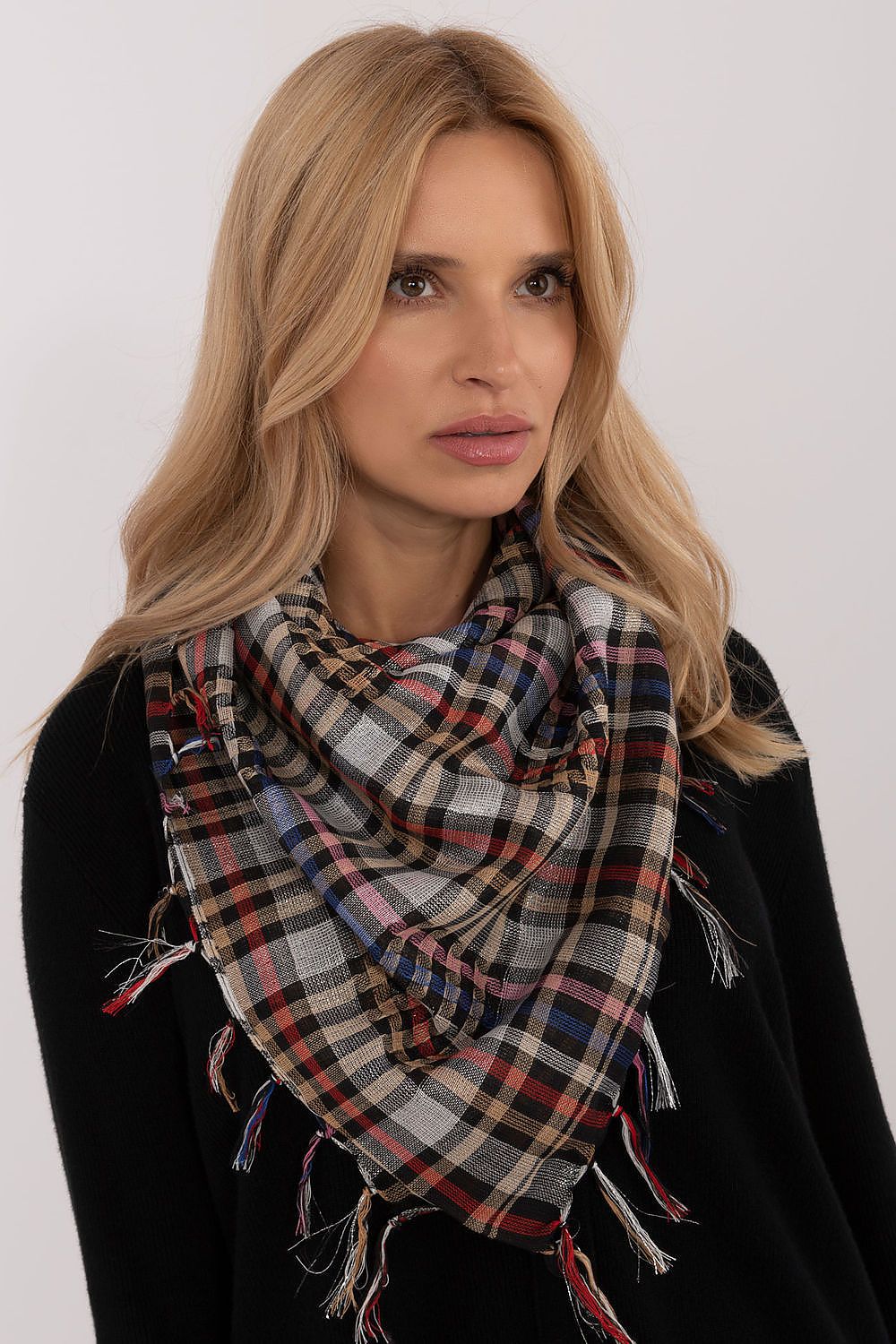 Elegant Checkered Neckerchief Scarf by AT, measuring 100cm, soft and warm polyester-viscose blend, enhanced with decorative fringes for a touch of luxury.