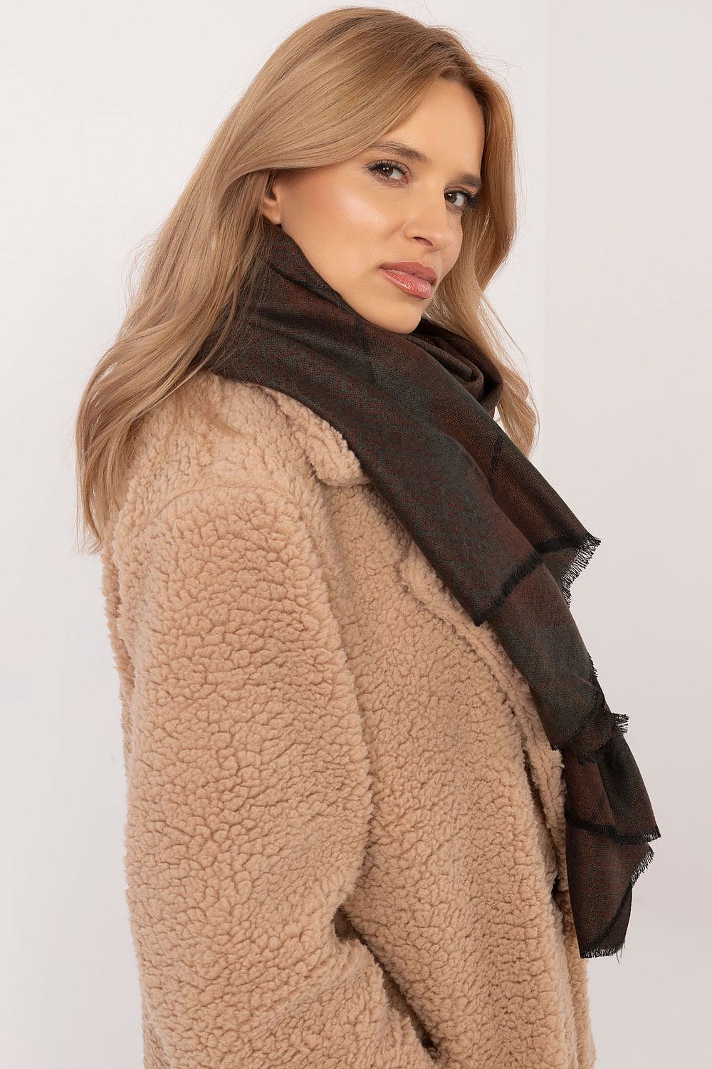 AT's elegant geometric scarf, measuring 190 x 69 cm, a plush accessory that complements both casual and formal attire.