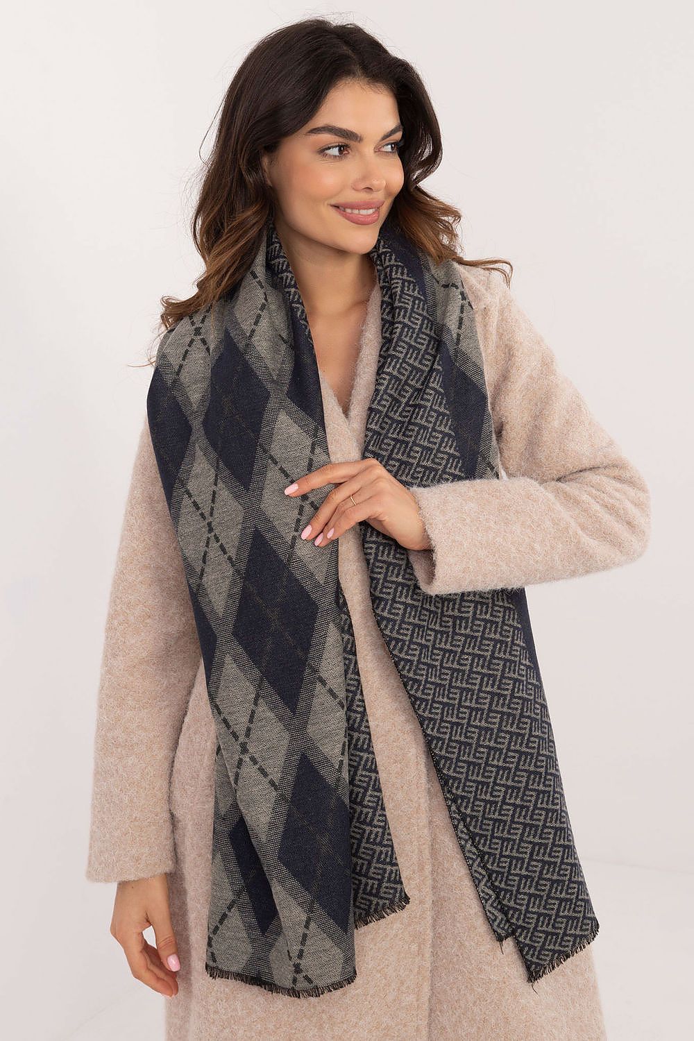 Stylish viscose neckerchief scarf from AT, measuring 190 x 69 cm, ideal for versatile fashion styling.