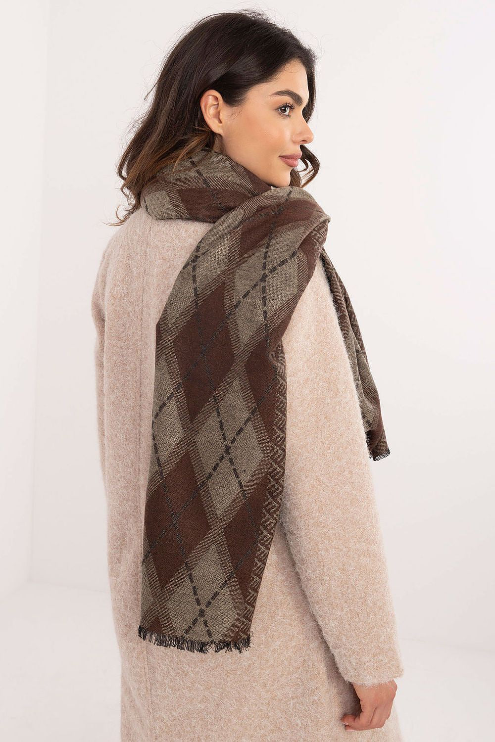 Versatile styling options of the elegant viscose scarf with a modern geometric pattern by AT, perfect for both casual and formal attire.