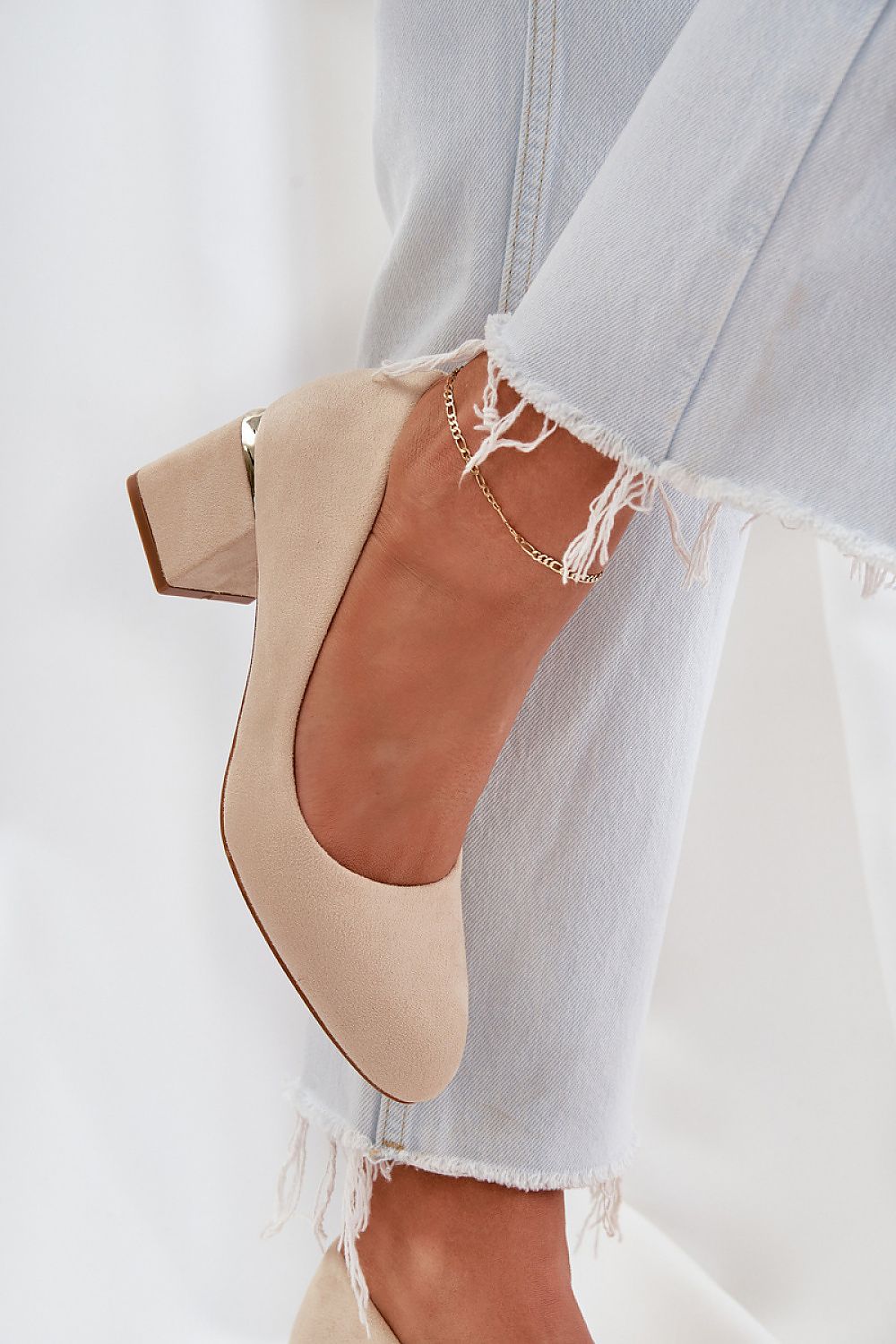 Step in Style eco suede block heel pumps in various sizes EU 36-41, blending comfort with luxury and elegance for a chic footwear choice.