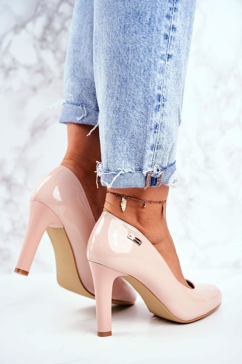 Close-up of Step in Style’s classic pumps, showcasing the premium artificial leather and natural leather footbed for ultimate comfort.