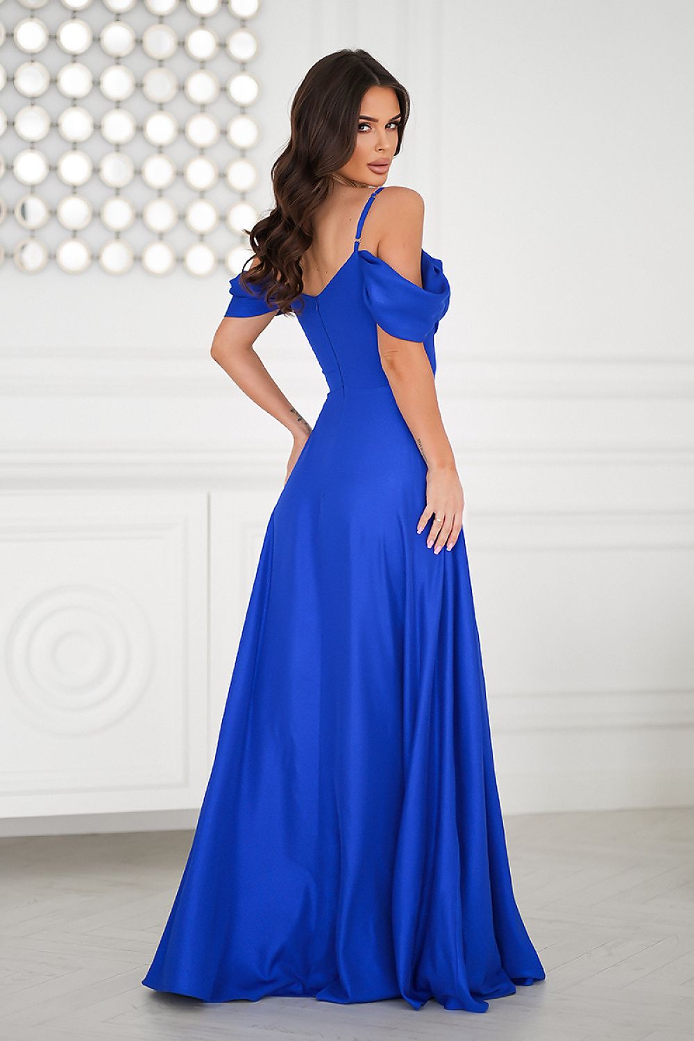 Elegant long Bicotone dress featuring a flowing skirt and impressive slit, showcasing luxurious soft material suitable for special occasions, available in sizes EU 34-48.