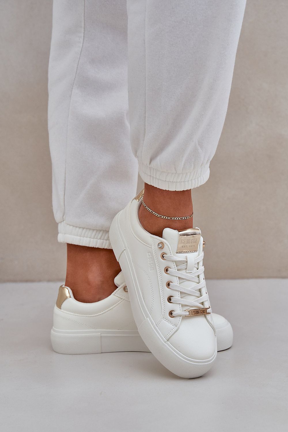 Sophisticated Big Star women's sneakers in premium artificial leather, highlighting superior comfort and traction.