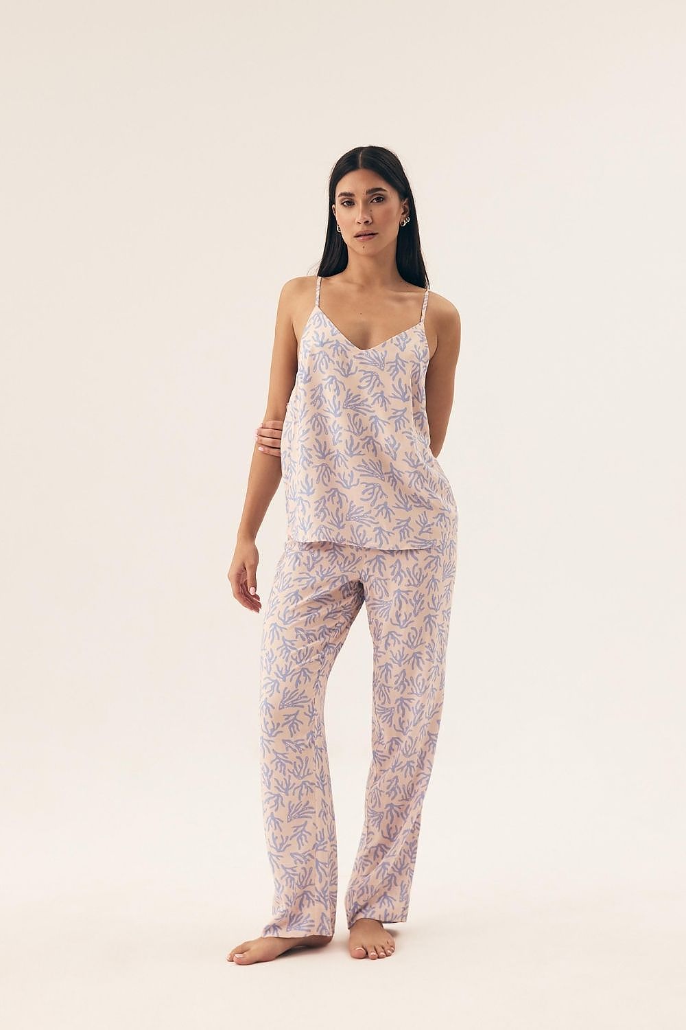 Elegant women's cotton pajama set featuring a V-neck shirt with adjustable straps and long pants, by Henderson, ideal for luxury comfort and relaxation.