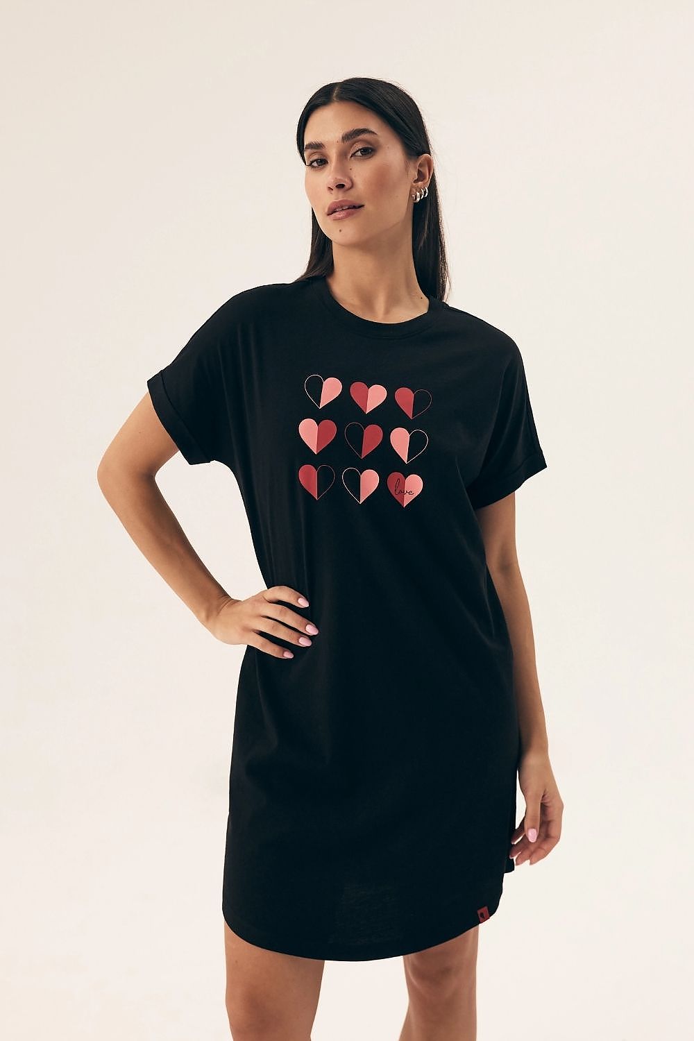 Luxurious Henderson nightshirt for women made from 100% cotton, featuring short sleeves and an elegant design, ideal for stylish comfort during sleep.