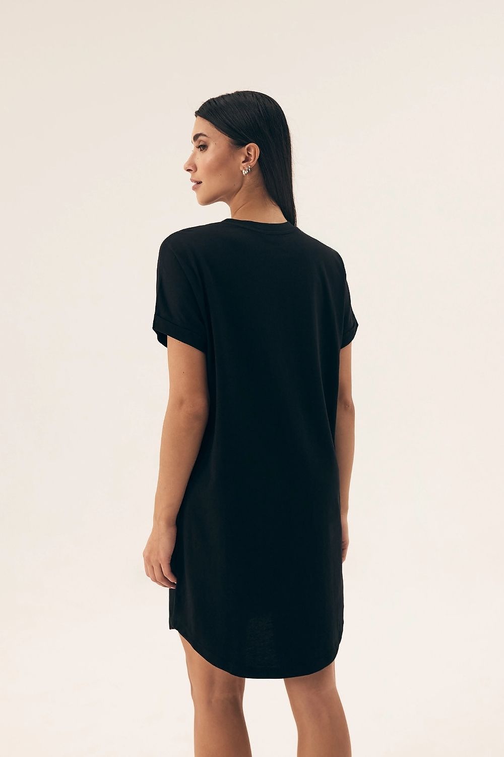 Elegant Henderson nightgown showcasing a delicate front print and minimalist back, knee-length cut for a light and feminine look, perfect for a restful night.