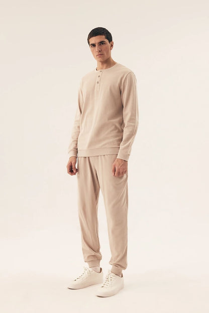 Luxurious Henderson men's long-sleeved pyjamas made from a soft cotton blend, featuring a quilted design for elegant comfort and style.