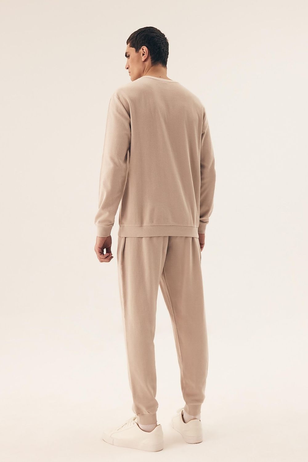 Stylish Henderson men's pyjamas set, showcasing long sleeves and comfortable fit with adjustable waist, perfect for relaxing at home or a peaceful night's sleep.