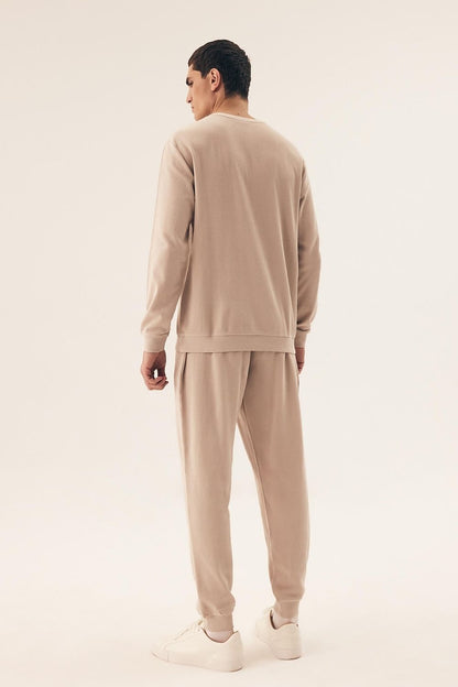 Stylish Henderson men's pyjamas set, showcasing long sleeves and comfortable fit with adjustable waist, perfect for relaxing at home or a peaceful night's sleep.