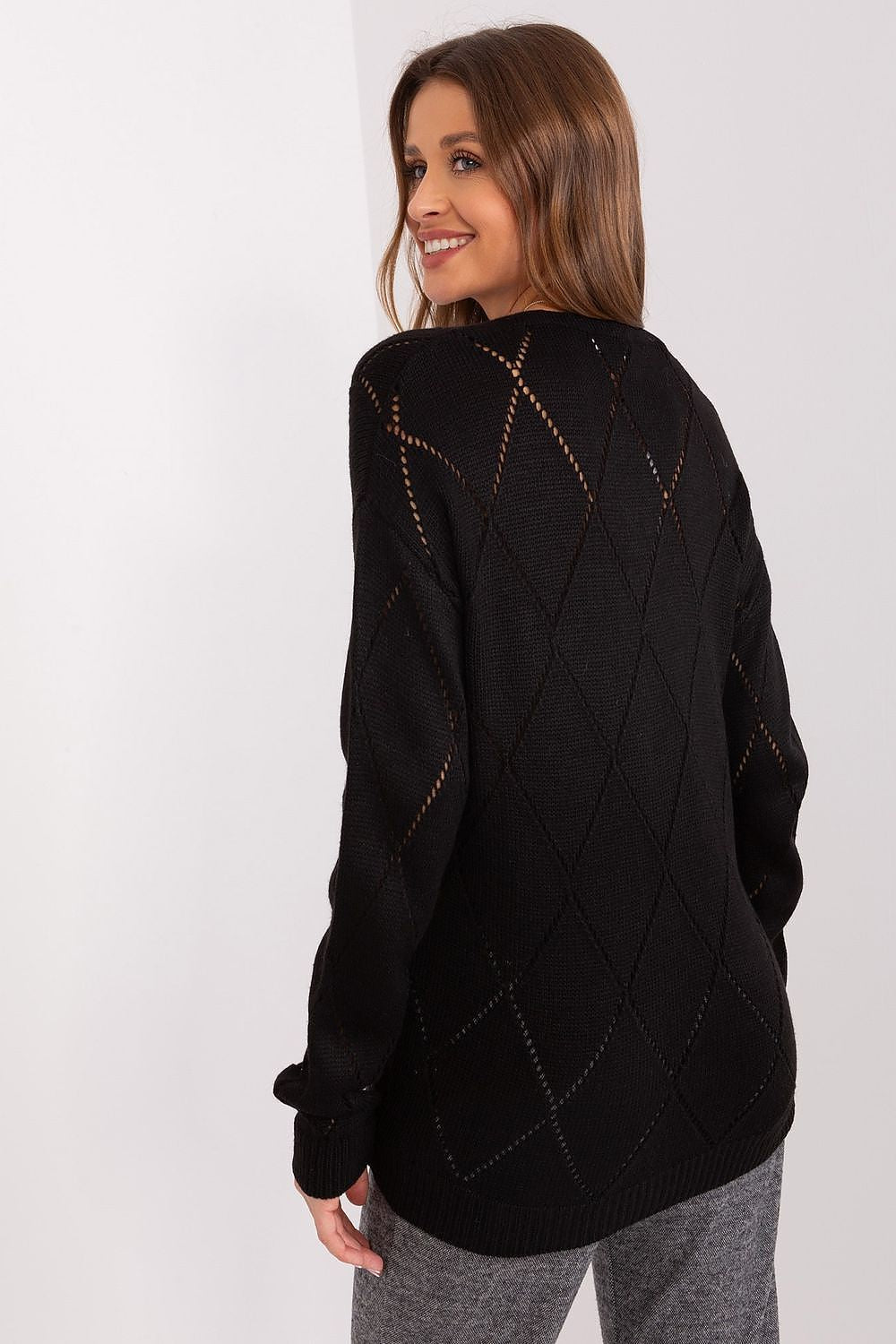 Luxurious women's cardigan from Rue Paris in a timeless design, made with an elegant lace pattern and composed of acrylic and wool for warmth.
