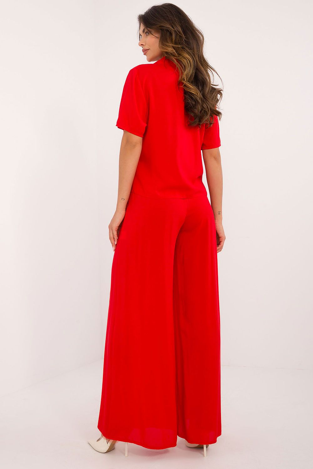 Stylish high waist trousers from Lakerta in lightweight viscose designed for comfort and sophisticated elegance.