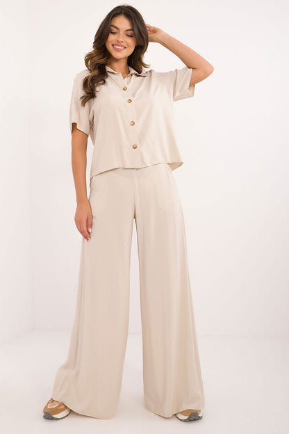 Elegant viscose set from Lakerta featuring high waist trousers and a classic cut shirt in a neutral tone, perfect for a luxurious and comfortable casual style.
