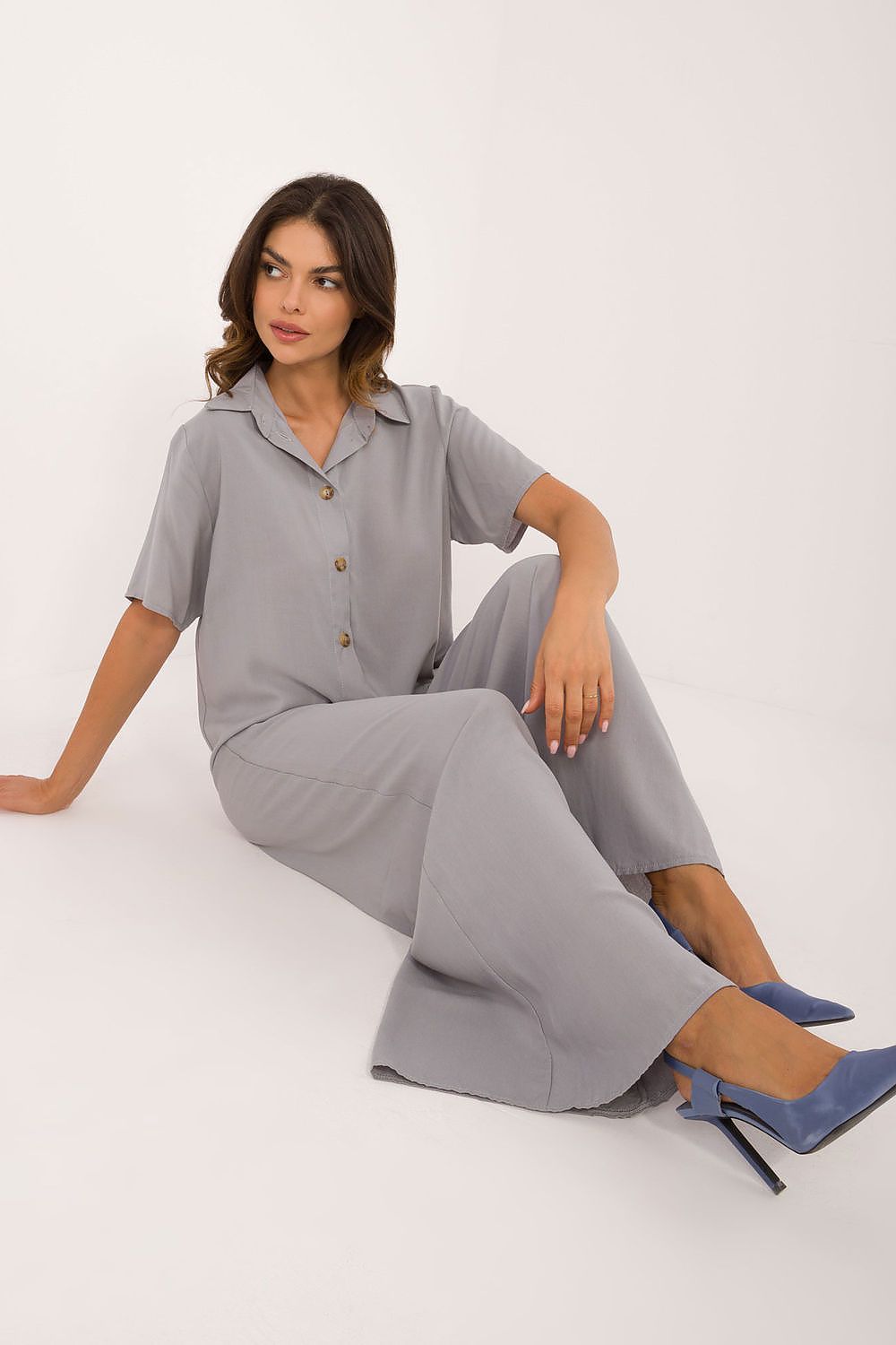 Full view of the Lakerta viscose set highlighting the smooth fabric and casual elegance, suitable for both work and everyday wear, emphasizing comfort without sacrificing fashion.
