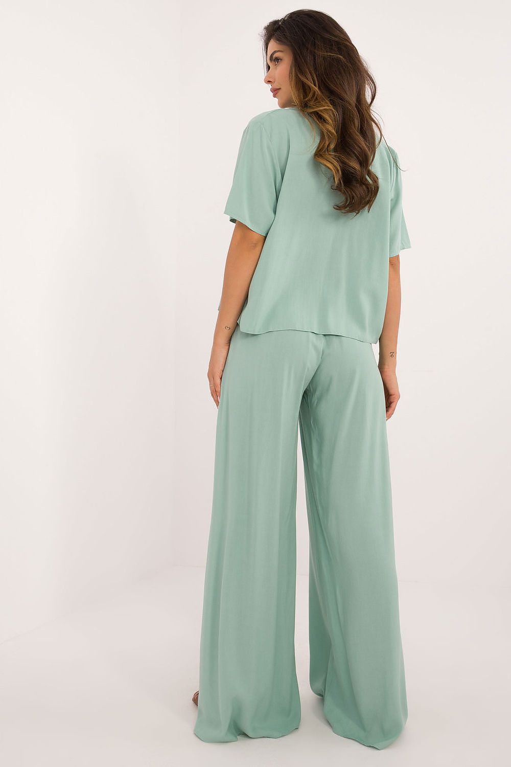 Elegant Lakerta viscose set displayed with inset side pockets and concealed zipper, highlighting a blend of functionality and luxury.