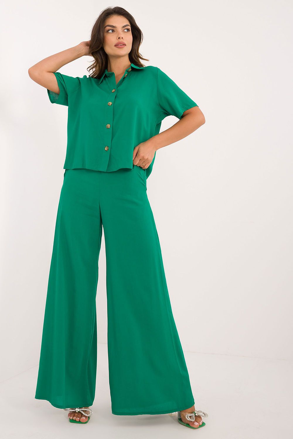 Sophisticated styling of the Lakerta viscose set, combining minimalist design with elegance, ideal for versatile occasions.