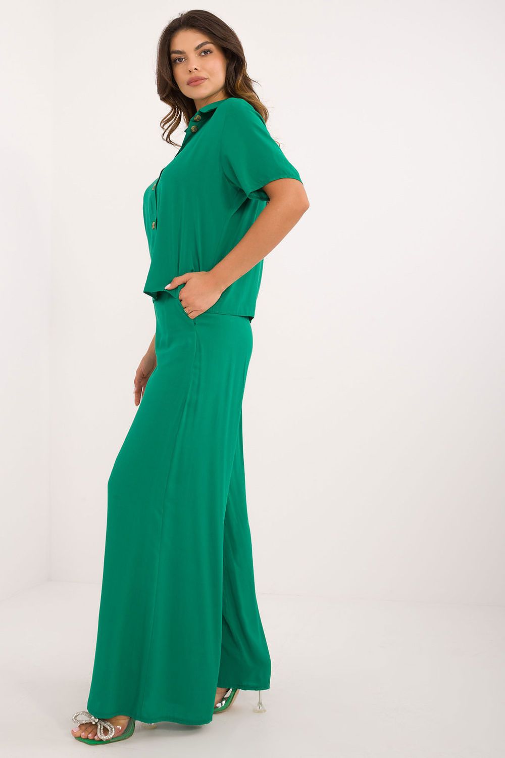 Luxurious high-waisted trousers with a minimalist design paired with a classic cut short-sleeve shirt made of breathable viscose by Lakerta.