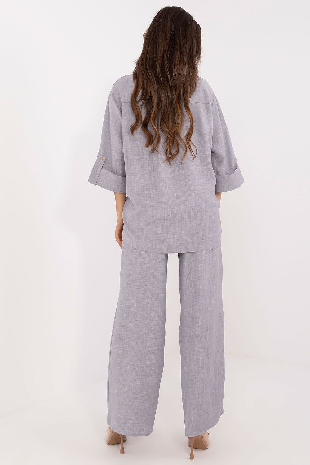 Complete women's outfit from Lakerta, combining a fashionable buttoned shirt and wide high-waist trousers, exemplifying comfort and style for everyday elegance.