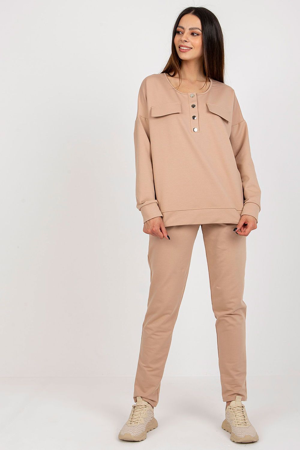 Close-up of the minimalist design and smooth pattern of Lakerta's tracksuit, ideal for casual stylizations.