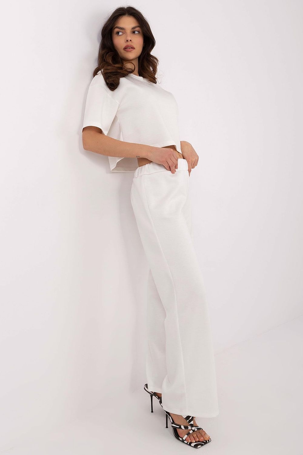 Complete women's outfit set by Italy Moda, featuring a stylish blouse and high-waisted pants, perfect for summer styling and refined looks.