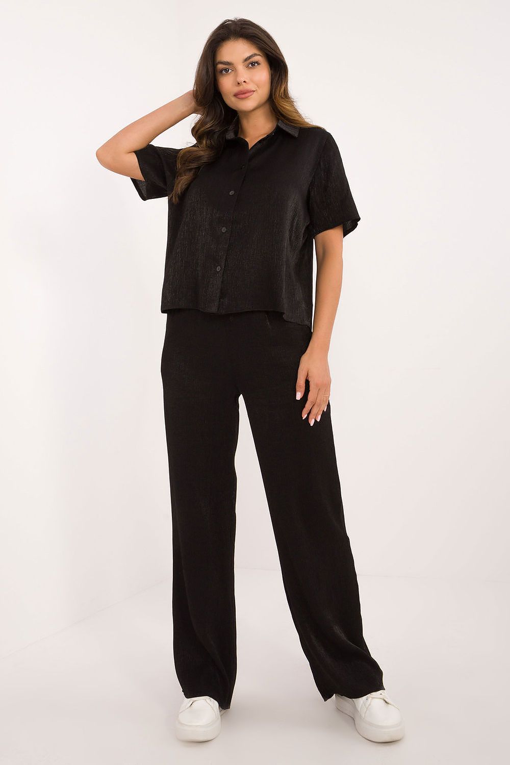 Stylish women's set with wide-leg high-waisted pants by Lakerta, combining elegance with practical side slip pockets.