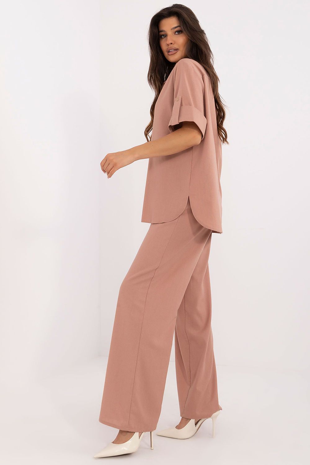 High-waisted wide-leg pants from Lakerta's stylish linen women's set, designed for freedom of movement and paired with practical side slip pockets.