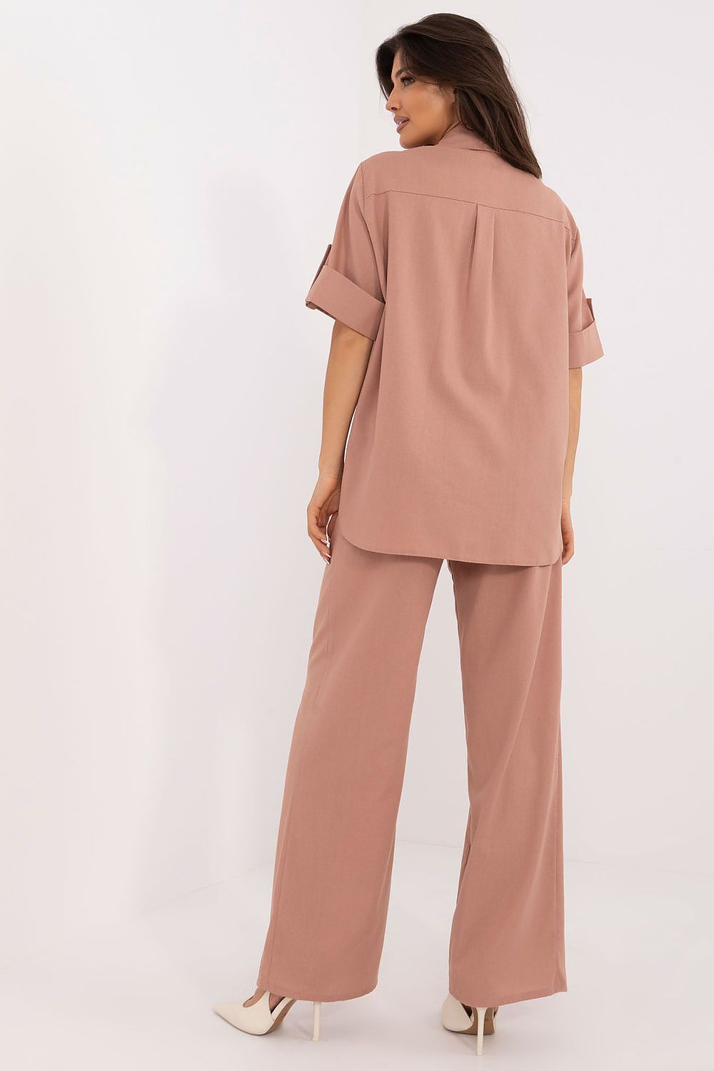 Close-up of the classic collar and button closure of the luxurious linen shirt from Lakerta's women’s set, showcasing refined minimalist style.