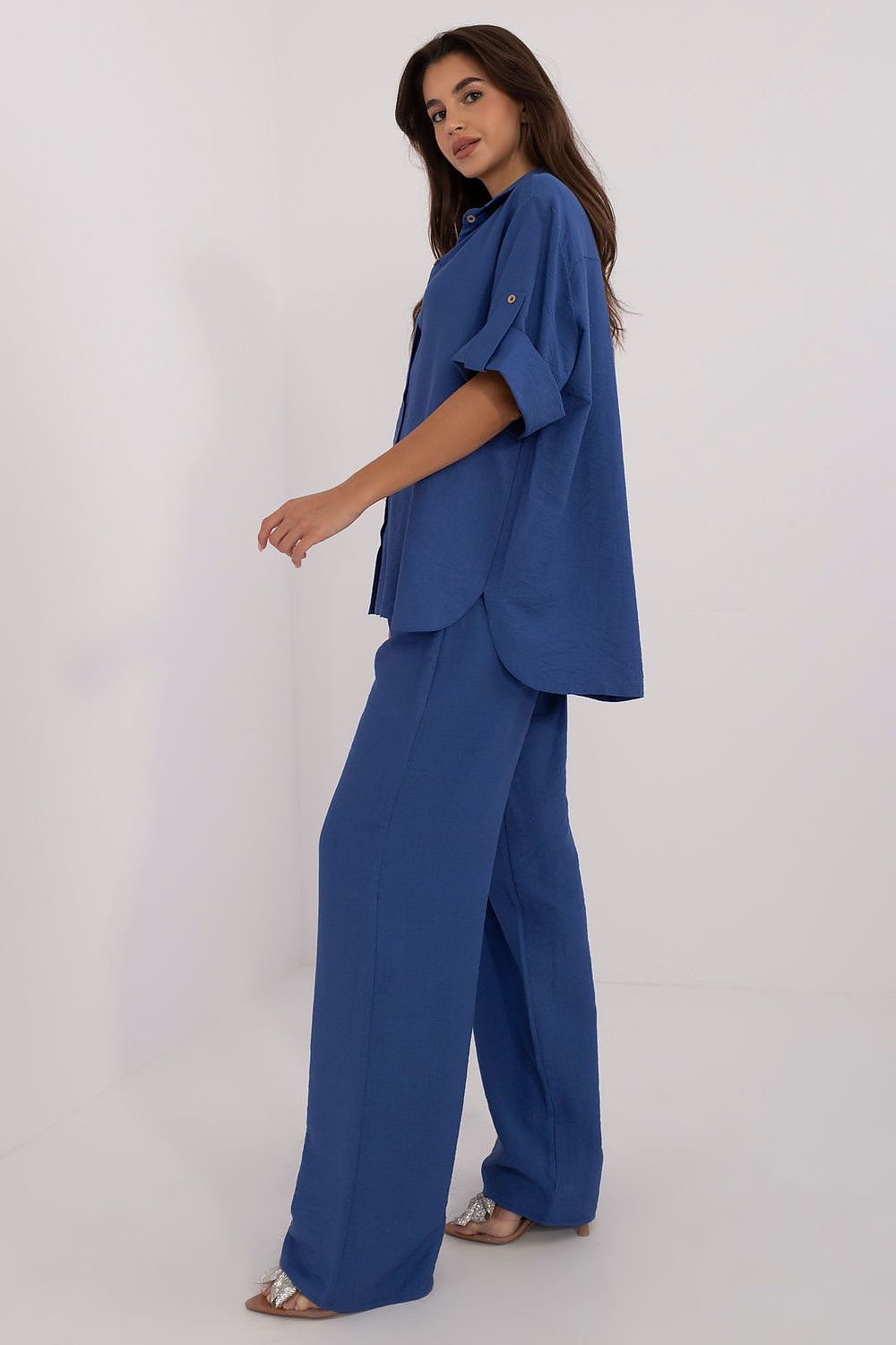 The complete luxurious women's set by Lakerta, including a loose-fitting shirt and high-waisted wide-leg pants, ideal for casual style lovers.